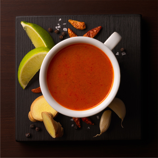 Langtidskokt kyllingkraft tilsatt ingefær, chili, hvitløk og tomatpuré