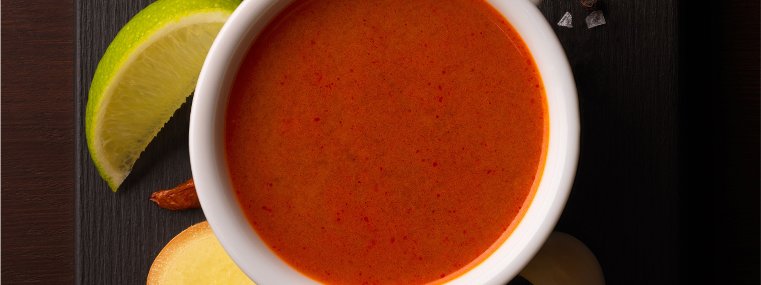 Langtidskokt kyllingkraft tilsatt ingefær, chili, hvitløk og tomatpuré