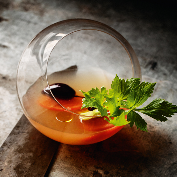 Bland grønnsakskraft, vodka, honning, pepper, limesaft, salt og isbiter