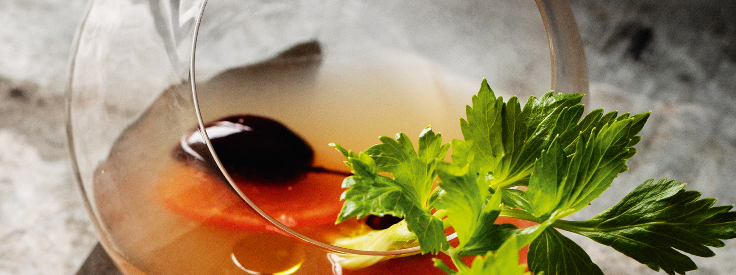 Bland grønnsakskraft, vodka, honning, pepper, limesaft, salt og isbiter