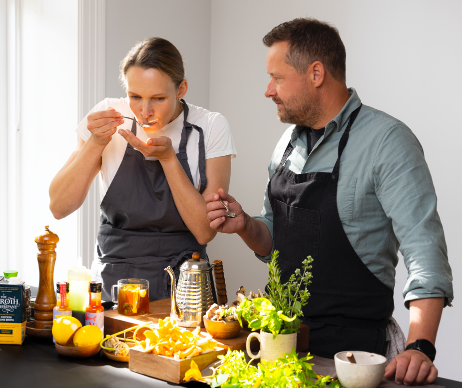 Øyvind Hjelle smaker til beinbuljong